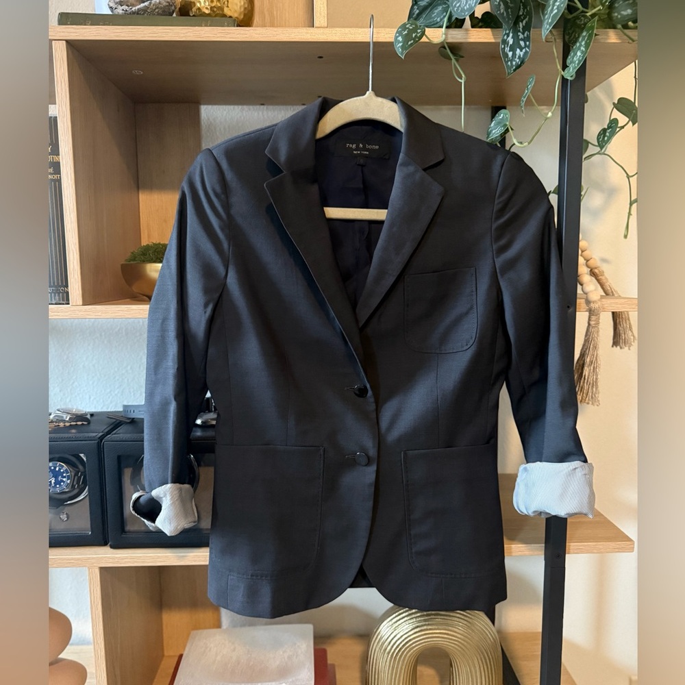 Lightweight designer Rag & Bone blazer in MINT condition!